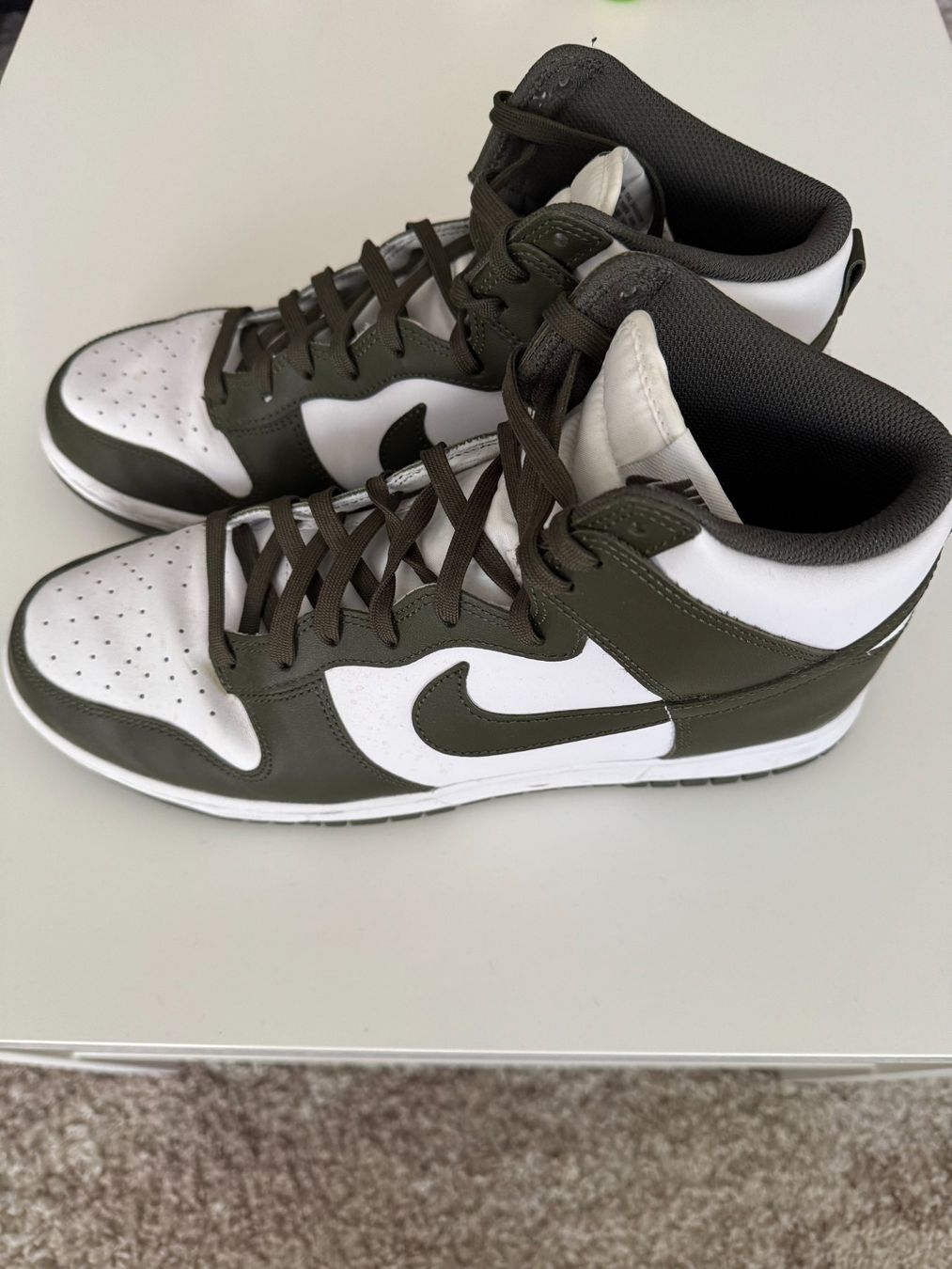 Scarpe da uomo: Nike Dunk High olive green white, Gr. 45 – Usato da Rotkreuz venduto da Servette1