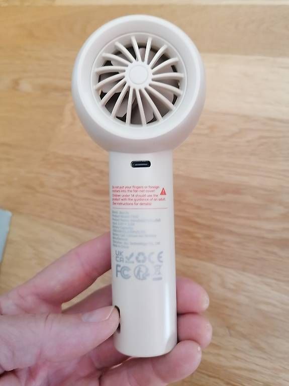 Ventilatori: Hand Ventilator-Creme Farben-Neu – Nuovo e nell'imballaggio originale da Muri AG venduto da goodmood17 1