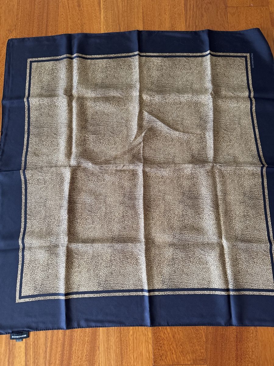 Foulard & Sciarpe: Borbonese Silk Scarf, Navy/Gold, Excellent Condition – Nuovo (secondo la descrizione) da Montagnola venduto da jamylafy