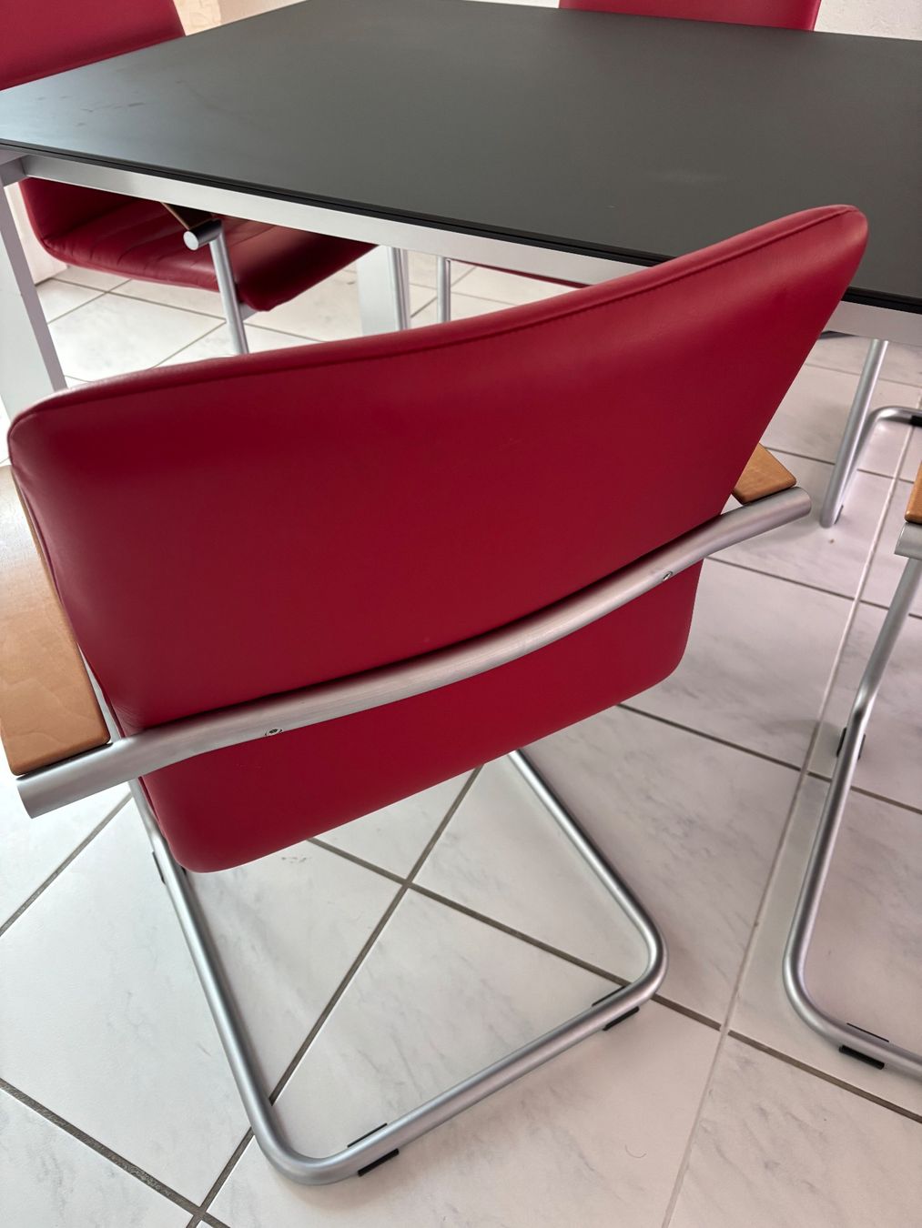 Set di tavolo e panche: Esstisch Set mit 6 Echtleder Stühlen – Usato da Recherswil venduto da Moebel_Outlet 1
