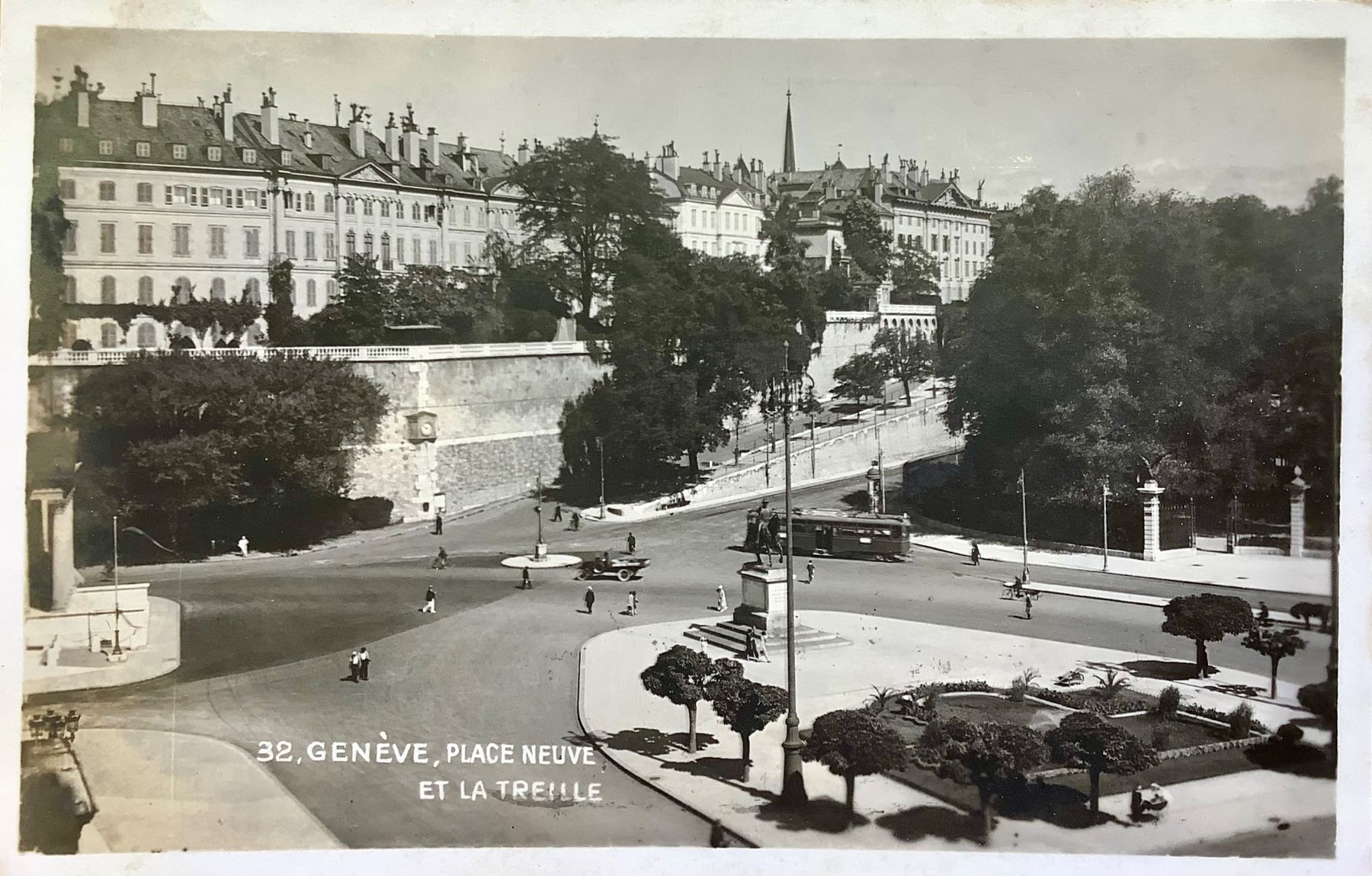 Ansichtskarten: 1928 - PLACE NEUVE ET LA TREILLE - Tram & Oldtimer - Belebt – Gebraucht aus Root von ENGLAND-TREASURES 1