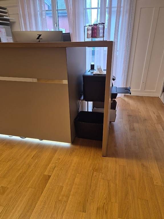 Allestimento di negozi e stand fieristici: Empfangstheke / Receptionstheke – Usato da Niederuzwil venduto da Liberatopixel 3