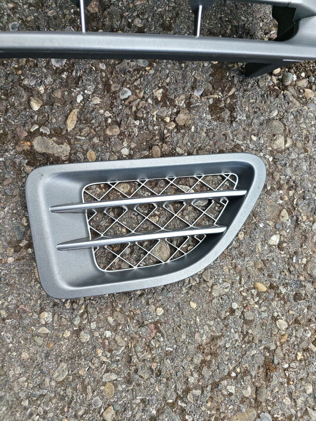 Land Rover Alle Autoersatzteile: Grill Labd Rover Range Rover L320 original  – Gebraucht aus Diepflingen von KellerAuktionen 1