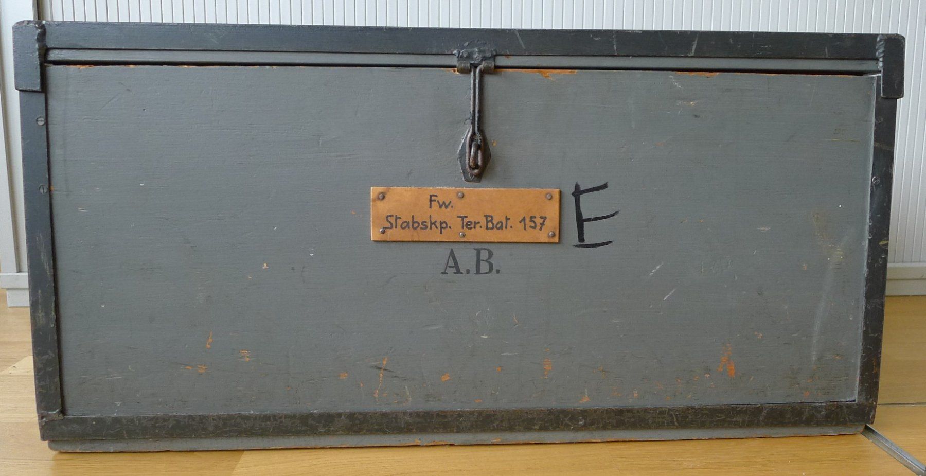 Schweizer Armee Cassapanche: Schweizer Armee, Original Feldwebel-Kiste Stabkp.Ter.Bat.157 – Usato da Sursee venduto da Luzernerraute 1
