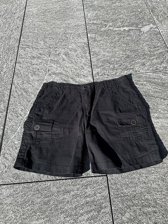 Pantaloni: Kurze Hose - Shorts schwarz - S – Usato da St. Niklausen LU venduto da Sundy01
