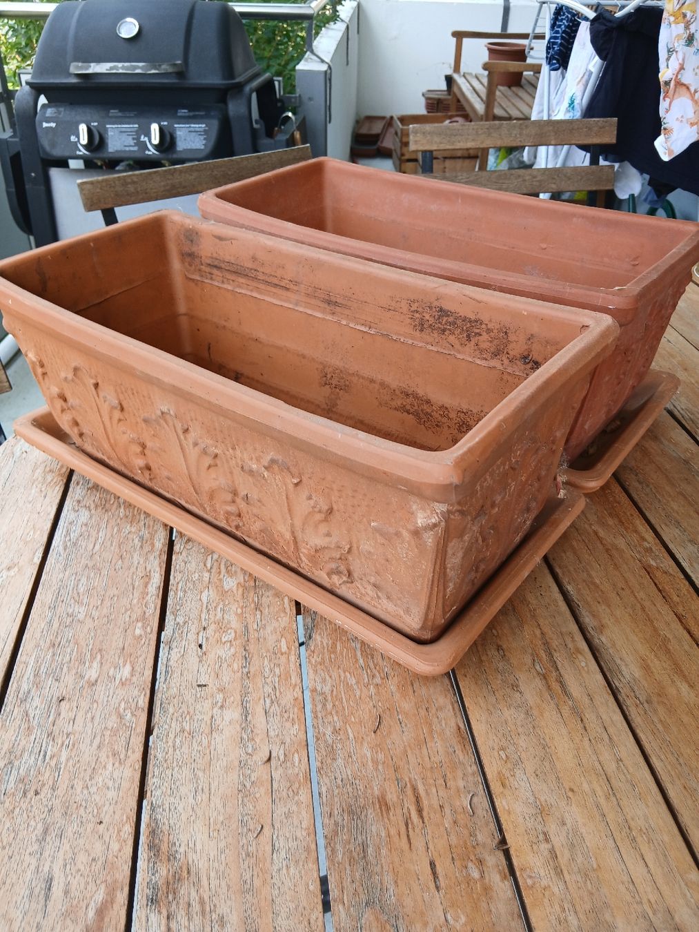 Pots de fleurs: 2 Terracotta Planters with Saucers Used Condition – D'occasion à Effretikon par ann_mg5q