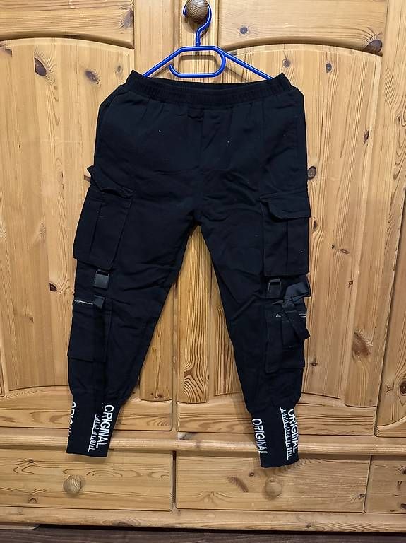 Pantalons: Schwarze Kinderhose – D'occasion à Lütisburg par Tweety77