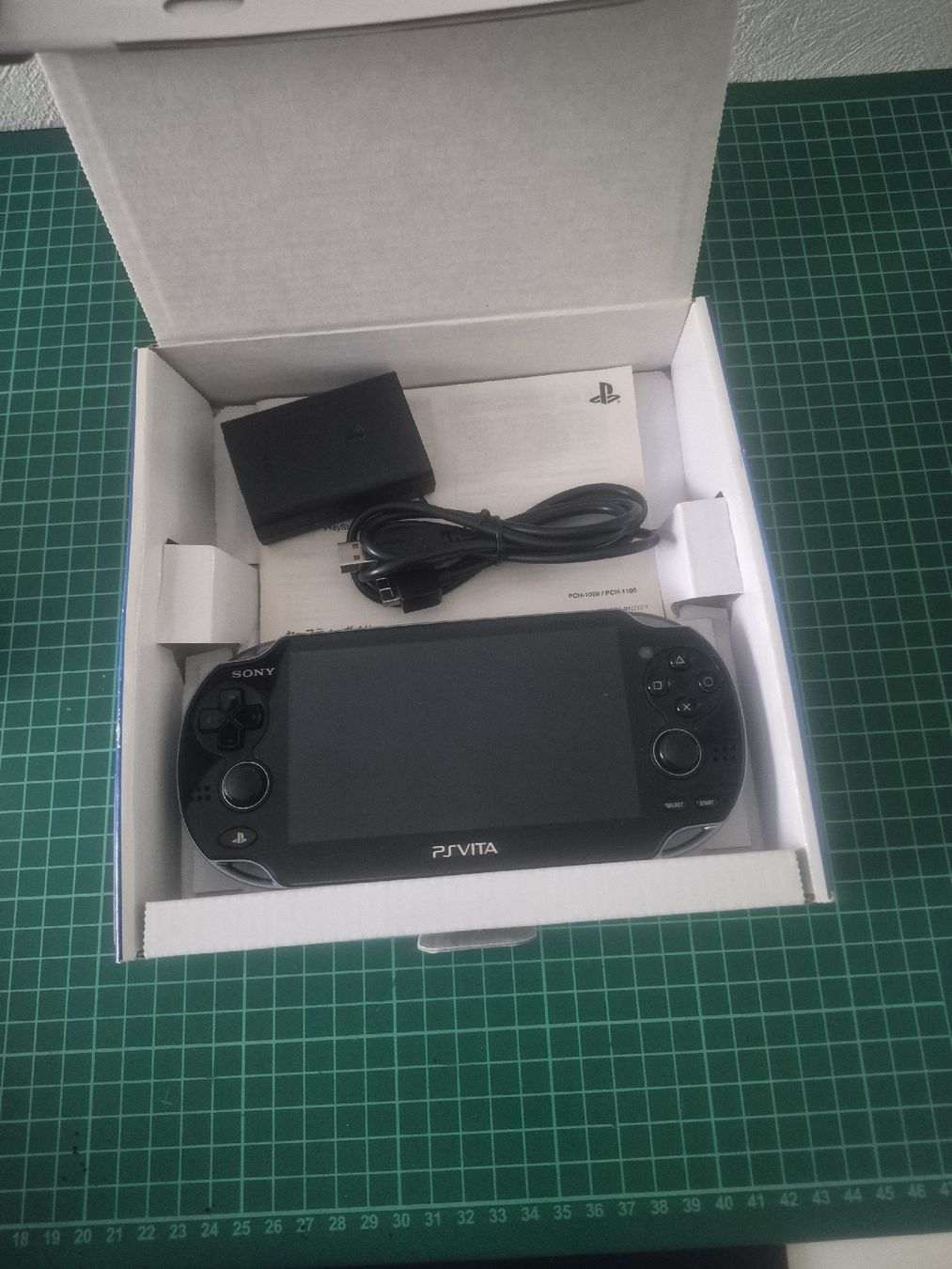 Sony Console: Sony PS Vita Console with 4 Games Excellent Condition – Nuovo (secondo la descrizione) da Meyrin venduto da Retro-GZ 3