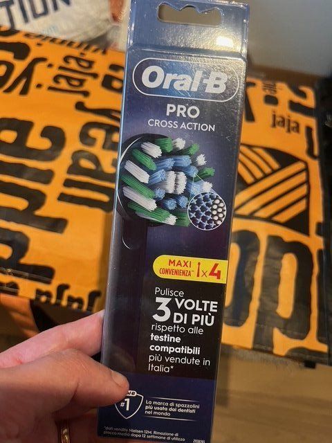 Oral B Cura dei denti: Oral B Pro cross action noir x4 – Nuovo e nell'imballaggio originale da Noville venduto da Berlusconi55