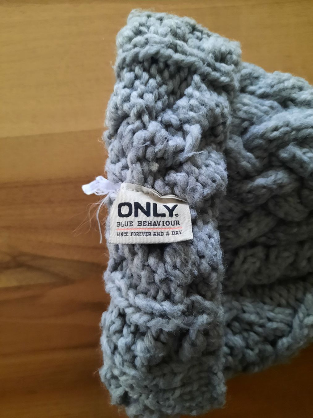 Copricapi, berretti & cappellini: Warme Damen Strickmütze mit Bommel, Only, Grau – Usato da Ibach venduto da urs_sl5h 1