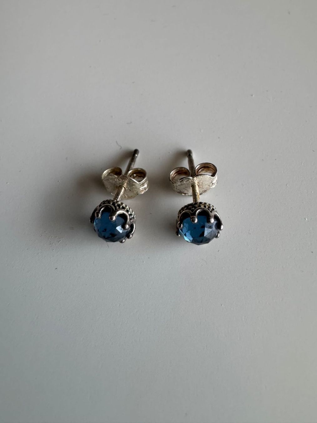 Ohrringe & -stecker: Pandora Ohrstecker silber/blau/grau – Gebraucht aus Zürich von sel_w5sd