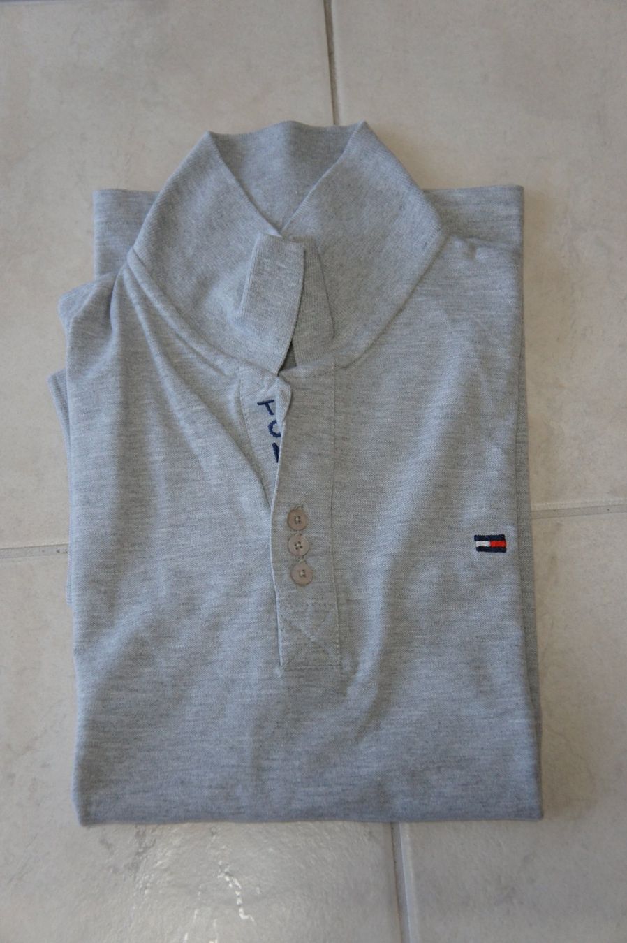Tommy Hilfiger Magliette Polo: Tommy Hilfiger Poloshirt / hellgrau / Grösse L - Neu – Nuovo (secondo la descrizione) da Bubikon venduto da Drubadix