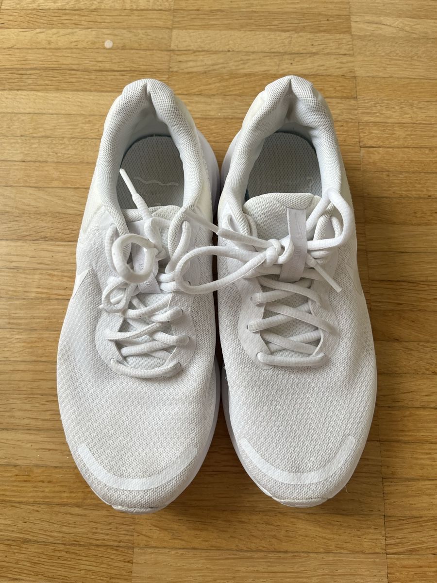 Nike Scarpe da donna: Nike Sneakers – Usato da Zug venduto da IndiQueen
