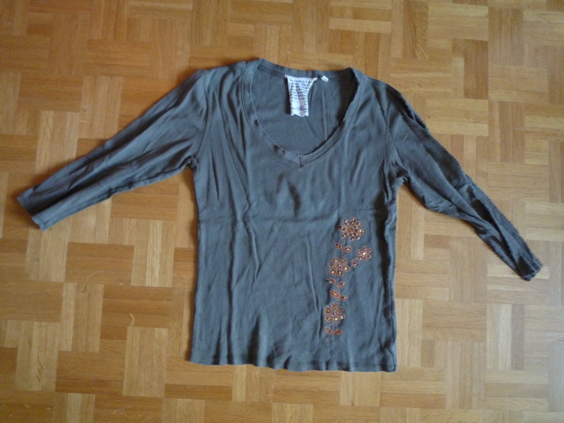 T-shirt: T-Shirt mit V Kragen – Usato da Rafz venduto da Sonnenblume305