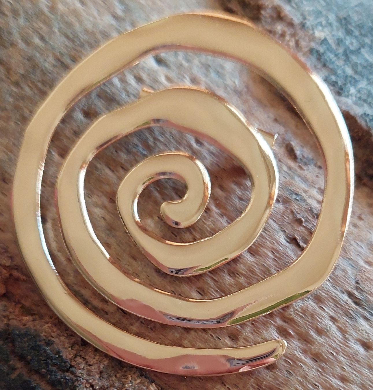 Spille & Fermagli: Wunderschöne Brosche, goldfarben, Spirale – Nuovo (secondo la descrizione) da Oberwil BL venduto da Hunajakakku 1