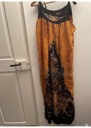 SOMMERLICHES MAXIKLEID MIT BATIKMUSTER, GRÖSSE M