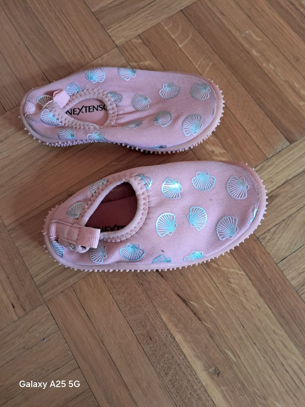Scarpe per ragazze: Chaussons fille  plage/piscine  taille 23 – Usato da Ferpicloz venduto da Clicli014