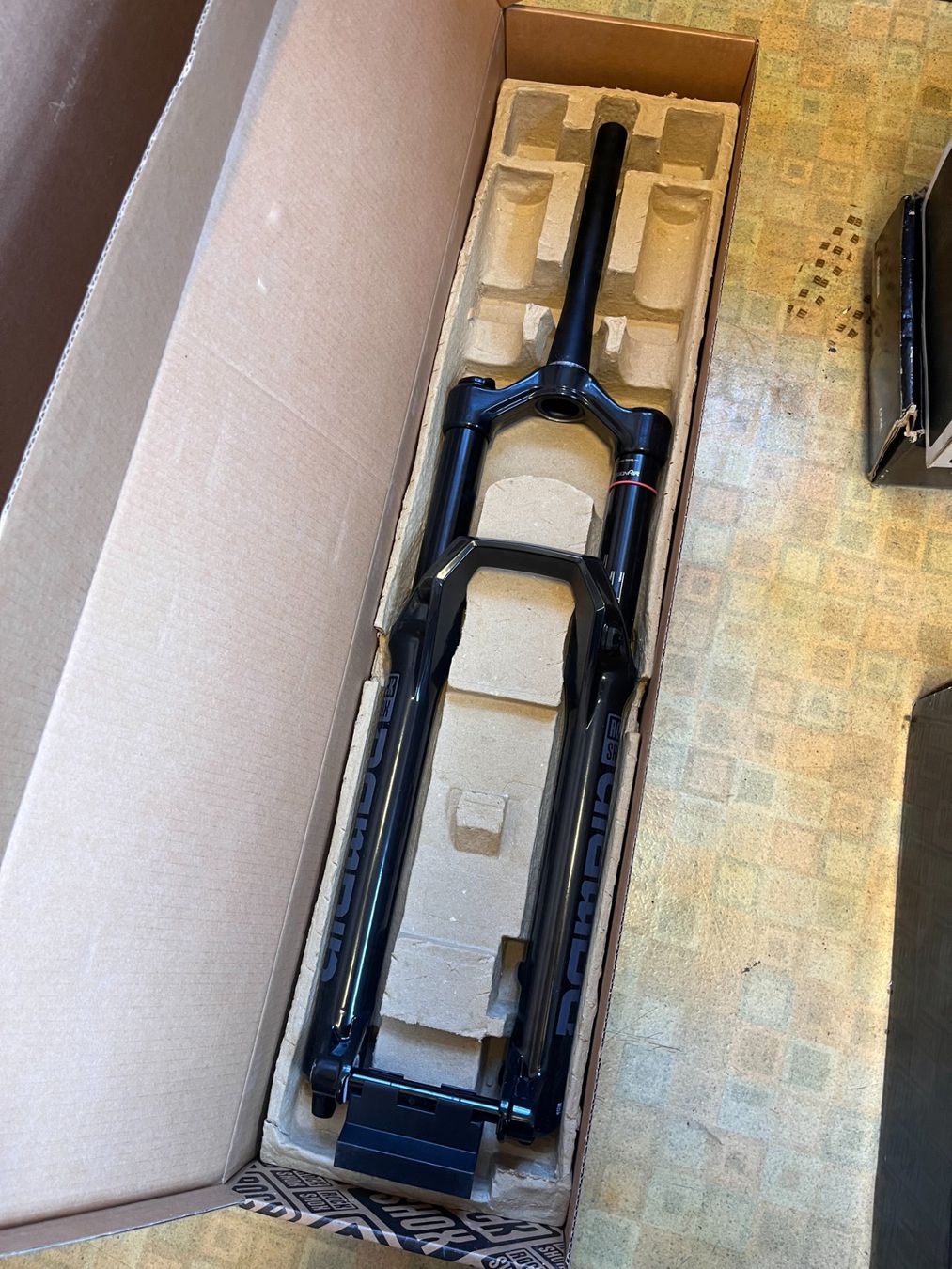 Rockshox Pezzi di ricambio: ROCKSHOX Domain RC 29 BOOST 170mm 44offset – Nuovo e nell'imballaggio originale da Lauterbrunnen venduto da Imboden-Bike