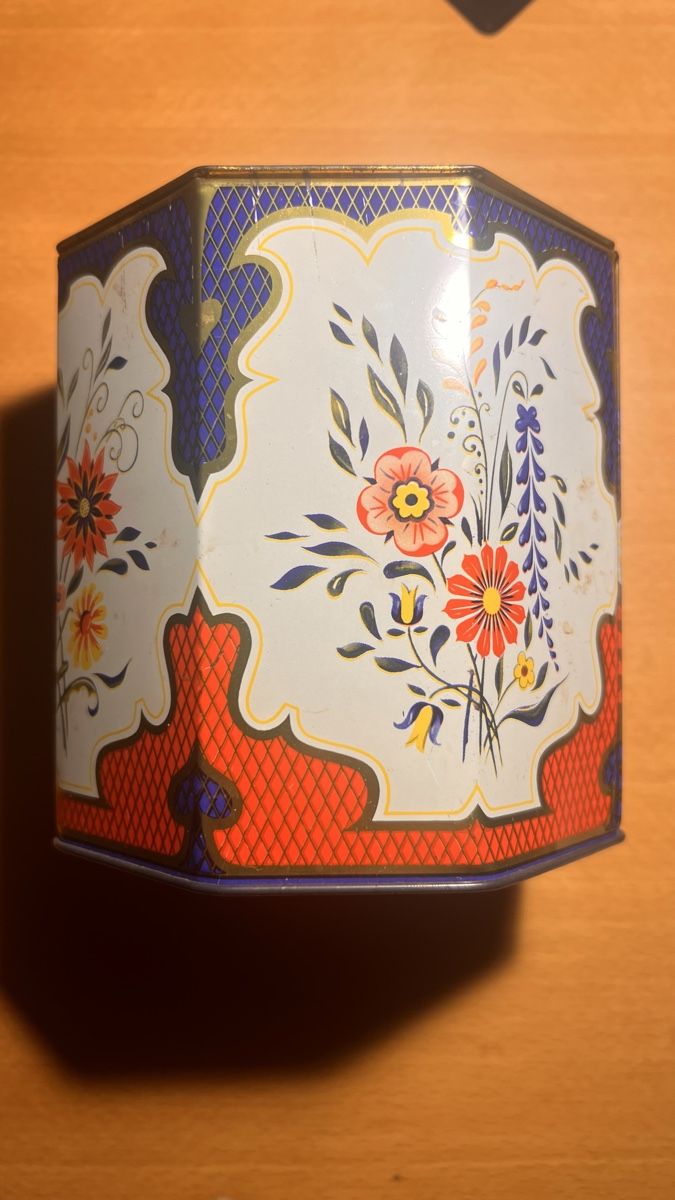 Tutte le decorazioni: Blech Dose mit Henkel Blumenmuster achteckig 15cm Höhe – Usato da Schmerikon venduto da Kneisel 5