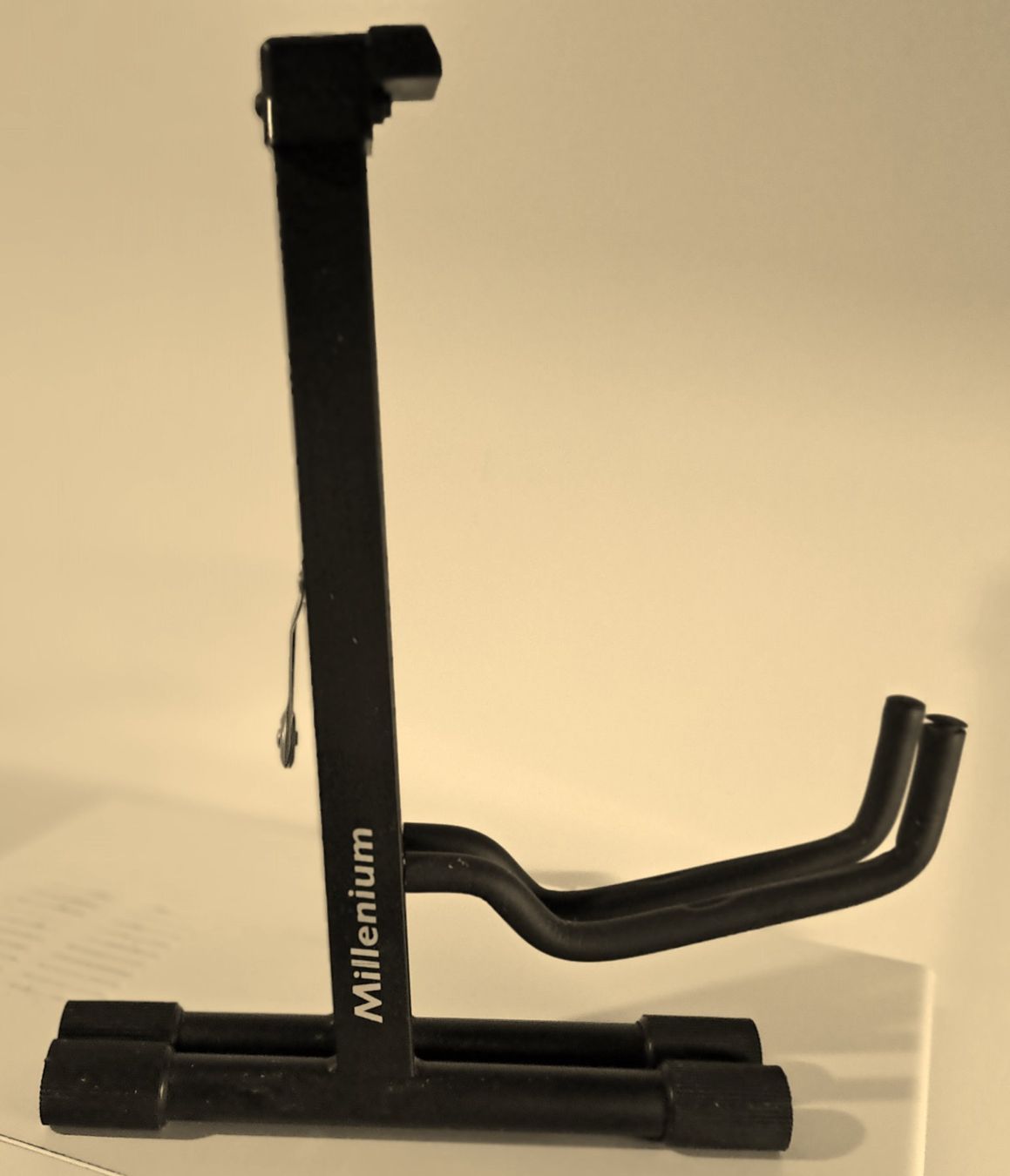 Millenium Supporti per strumenti musicali & leggii: Support guitare pliable Millenium, parfait état. – Usato da Châtelaine venduto da plume019 6