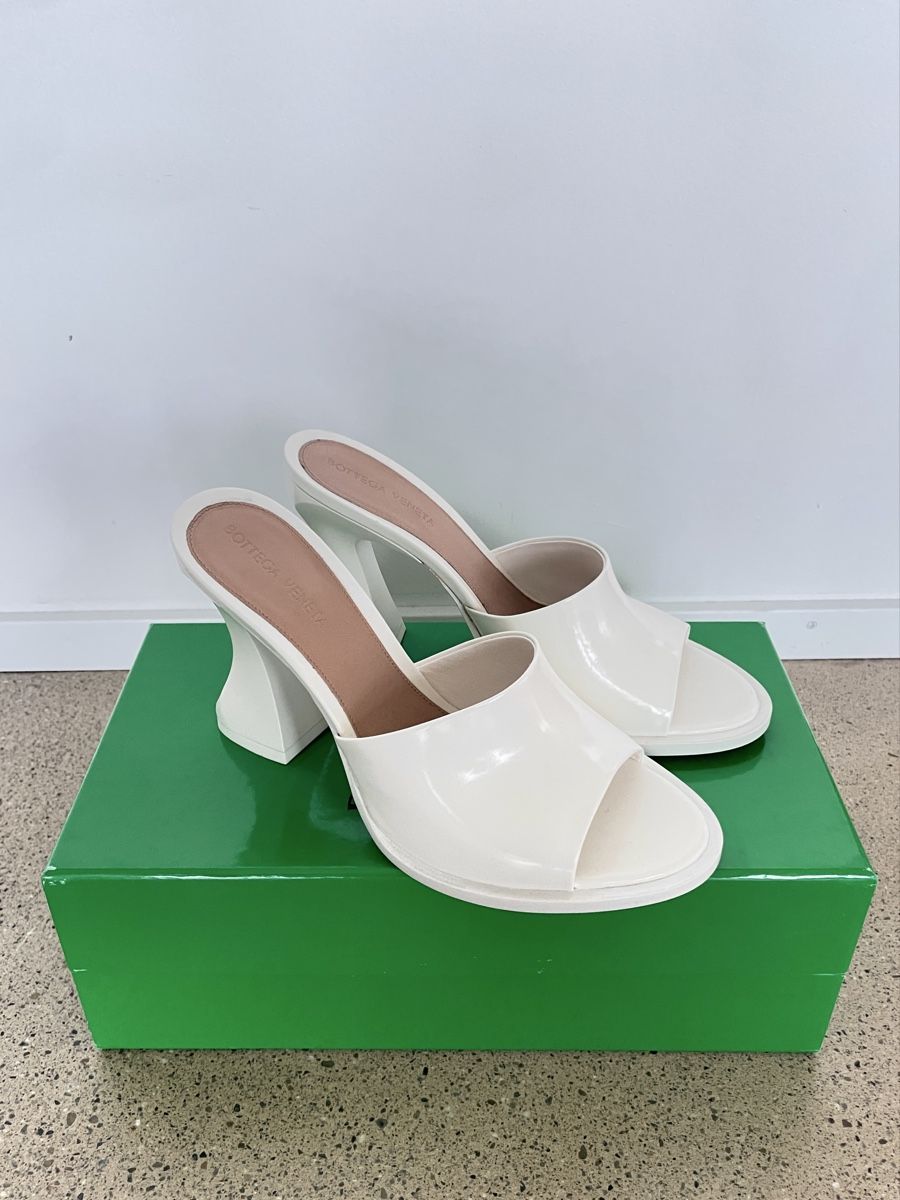 Bottega Veneta Scarpe da donna: Bottega Veneta Cha Cha Mules – Nuovo (secondo la descrizione) da Stäfa venduto da Nicole093