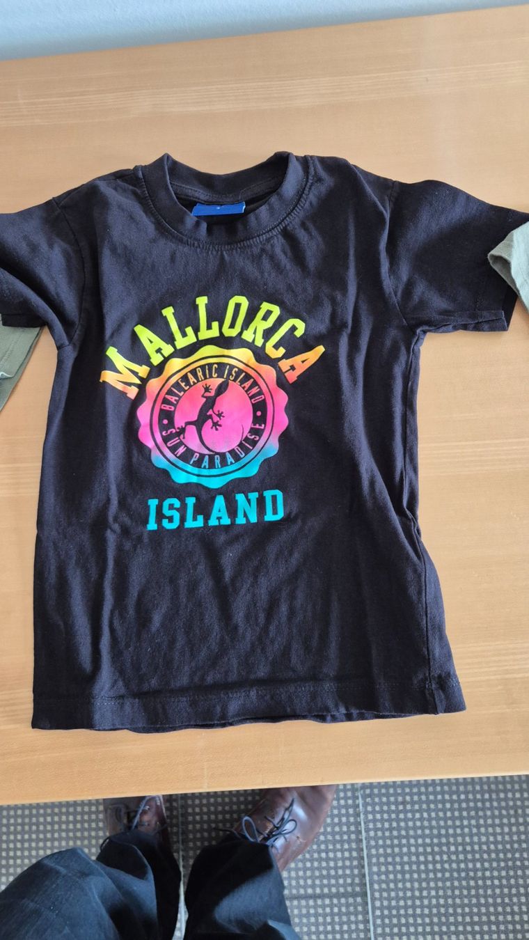T-shirt: 4 T-shirts taille 104 : PN: CHF 39.90 – Usato da Goumoens-la-Ville venduto da cfaIII 2