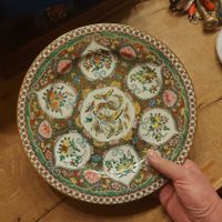 Chinesischer Porzellanteller mit Golddekor, handbemalt