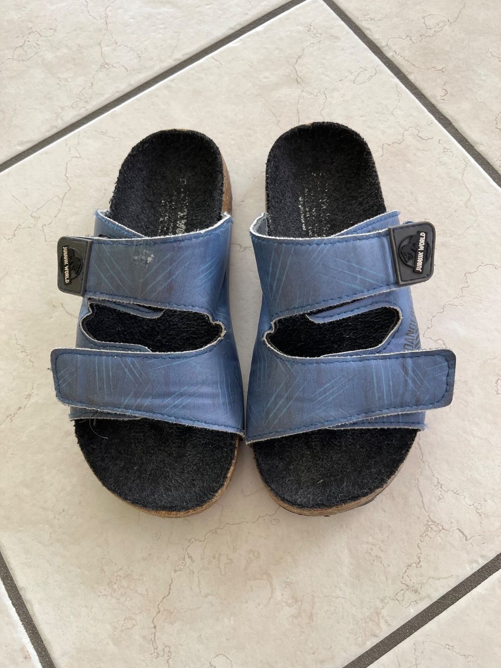 Schuhe für Jungen: Hausschuh JURASSIC WORLD Grösse: 30 – Gebraucht aus Zimmerwald von wuff81