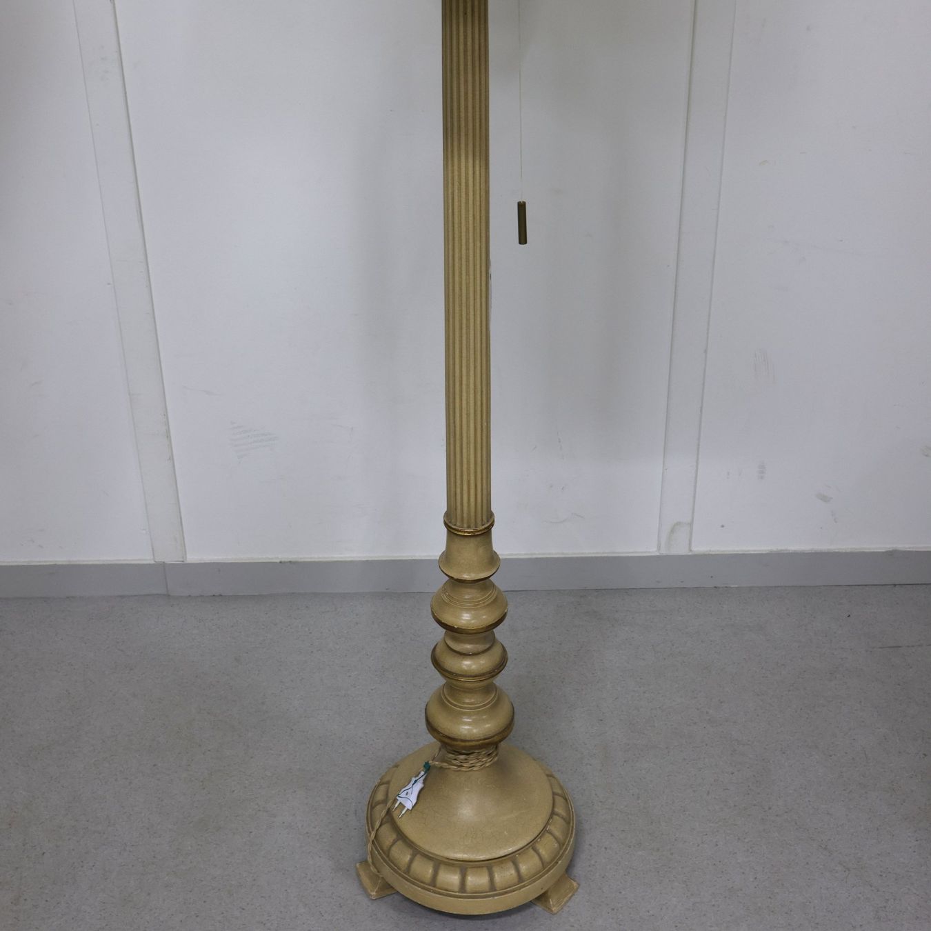 Lampade: Sehr elegante Stehlampe aus Kunstharz – Usato da Volketswil venduto da brockipfannenstil 1