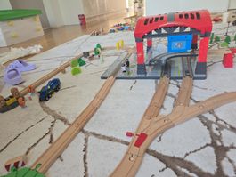 BRIO / Holzeisenbahn Mega Bahnhof Set XXL – Bahnhof, Kran,