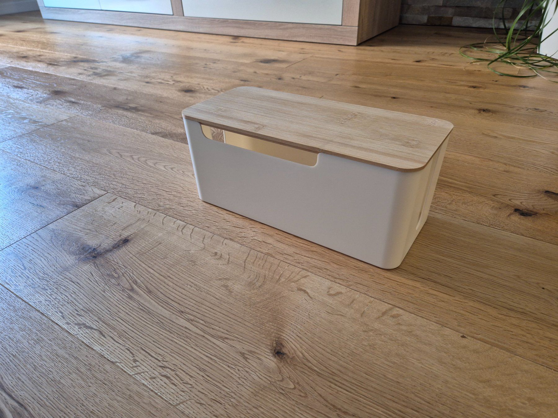 Sonstiges für Haushalt & Wohnen: Kabelbox LogiLink mit Holzdeckel – Gebraucht aus Schänis von DaveK88