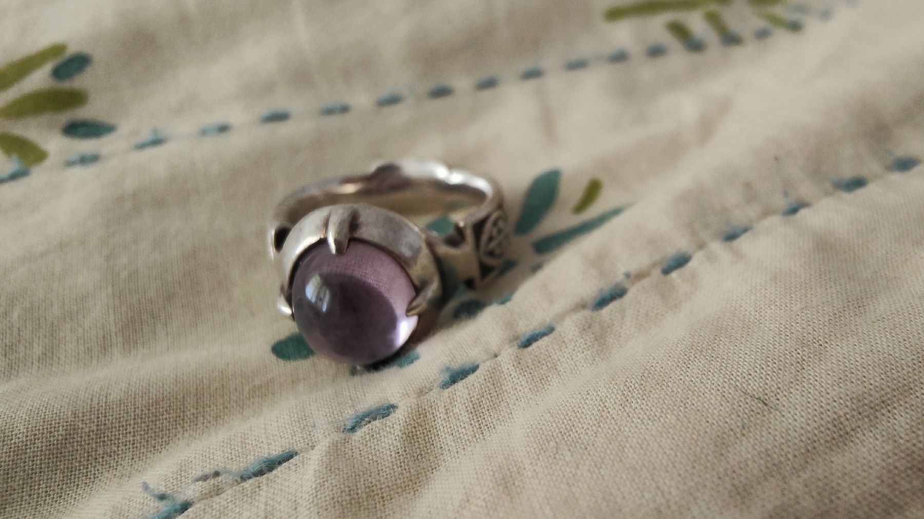 Bagues: Wunderschöner Ring mit lila Stein – D'occasion à Hinwil par her_2t5p