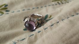 Wunderschöner Ring mit lila Stein