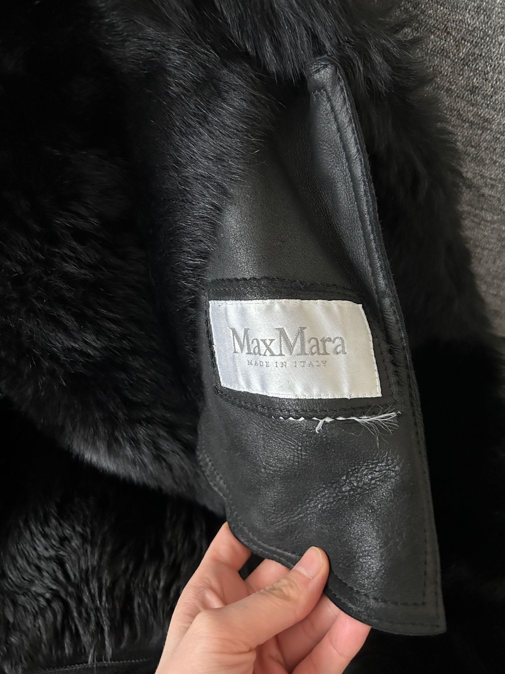 Max Mara Cappotti: Manteau Max Mara noir en fourrure – Usato da Fribourg venduto da Vinhell 2