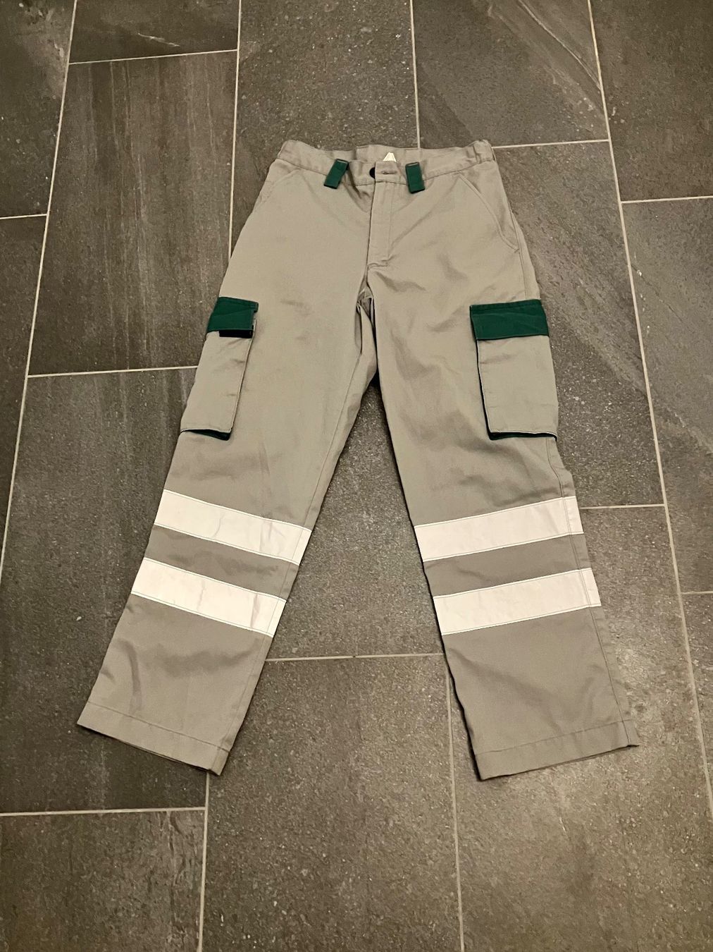 Pantaloni: Arbeitshose Kinder  Gr.44 – Usato da Bettwiesen venduto da Zustand57