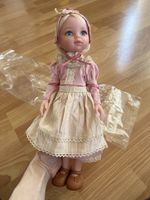Niedliche Puppe mit blonden Haaren im Trachtenkleid!