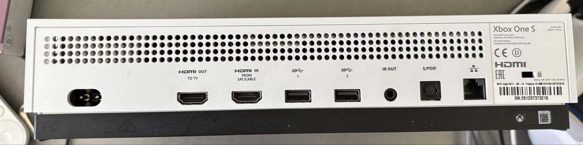 Microsoft Consoles: Xbox One S Konsole mit 2 Controllern und Headset – D'occasion à Baar par nic_7hrl 2