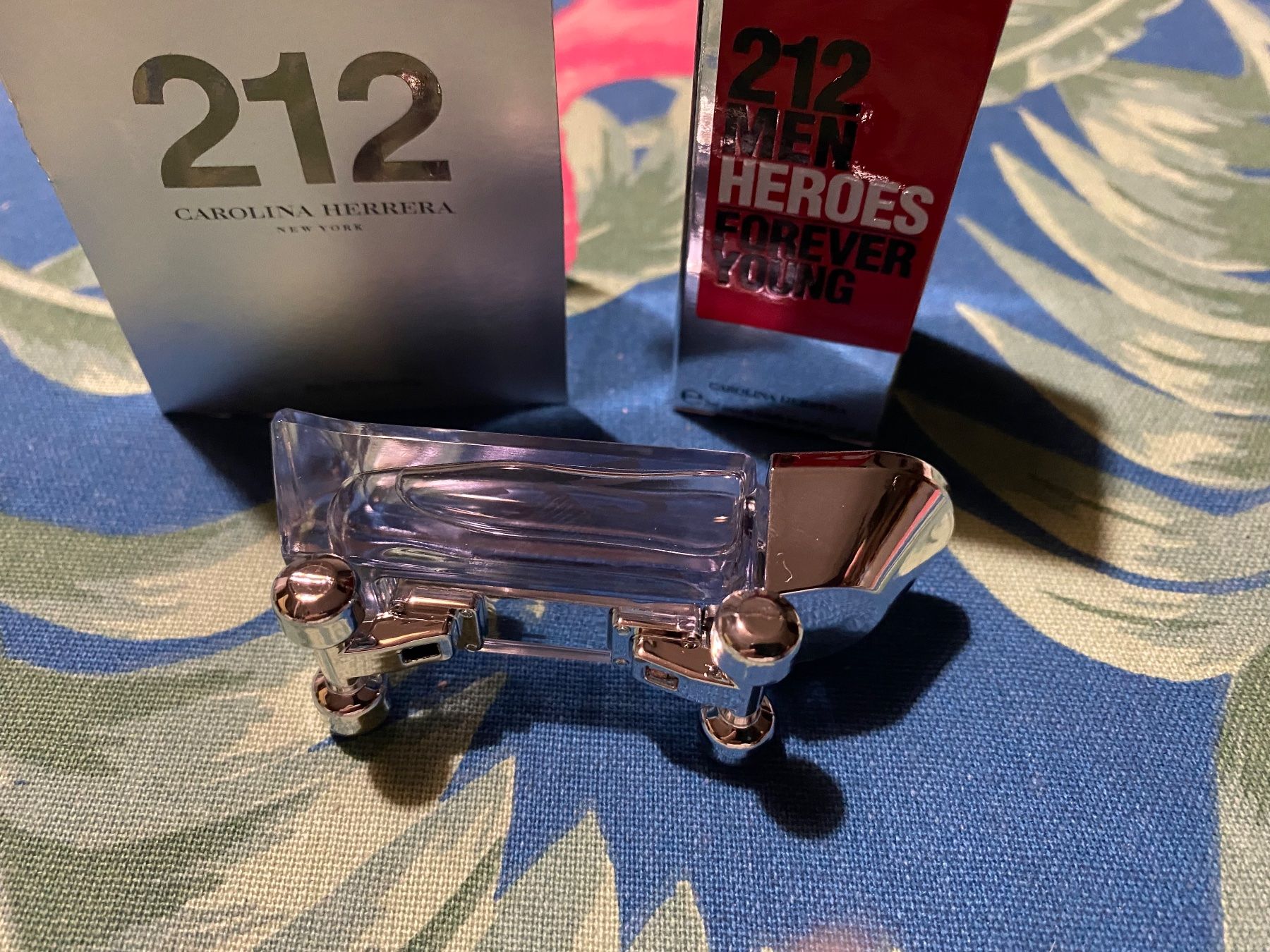 Carolina Herrera Profumi & Eau de Toilette: Miniatures Carolina Herrera – Nuovo e nell'imballaggio originale da Bouveret venduto da wes_7zll 1