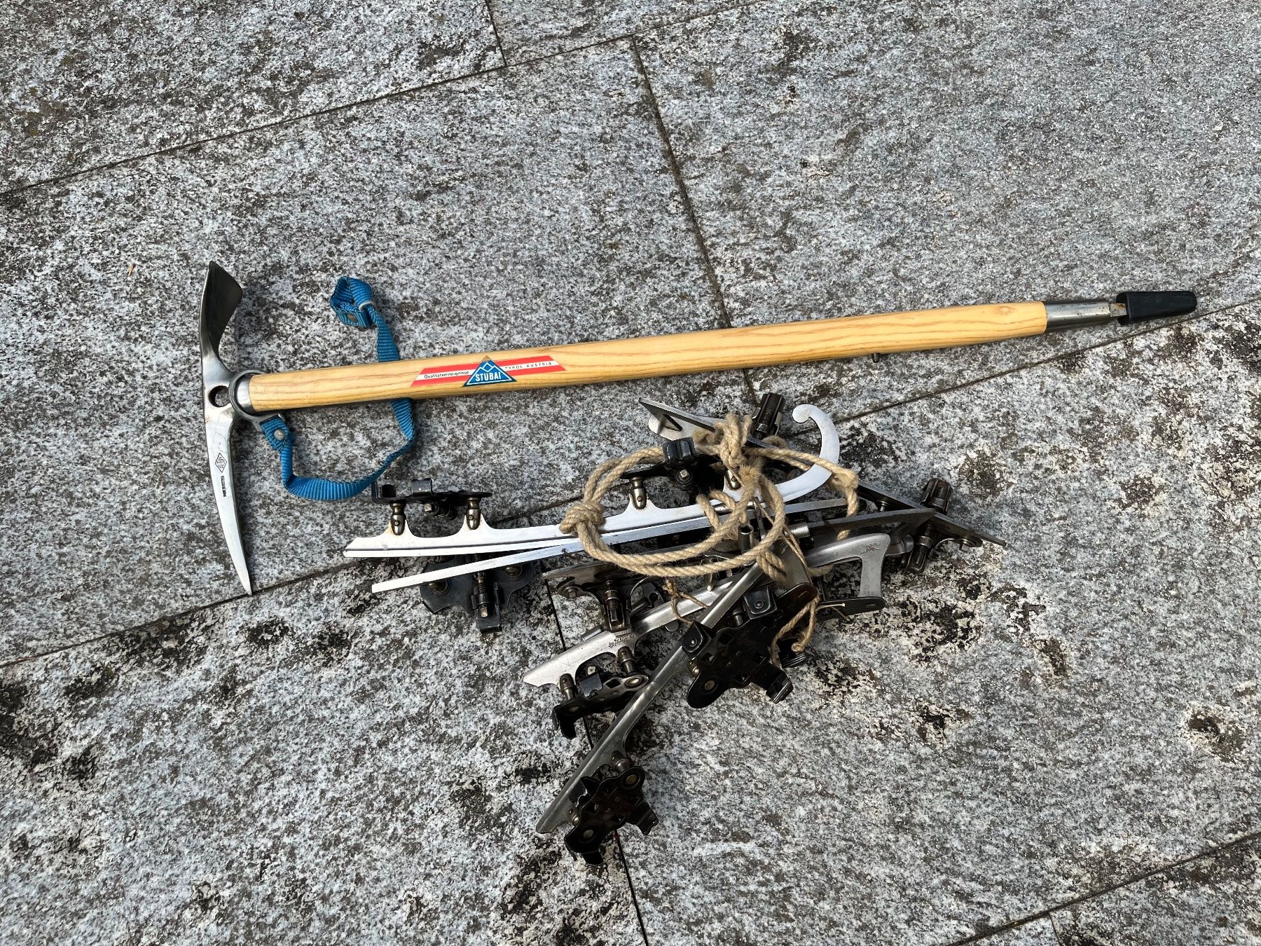 Matériel de grimpe: Eispickel und Schlittschuhe Antik – D'occasion à Bottmingen par Puffsack