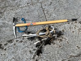 Eispickel und Schlittschuhe Antik