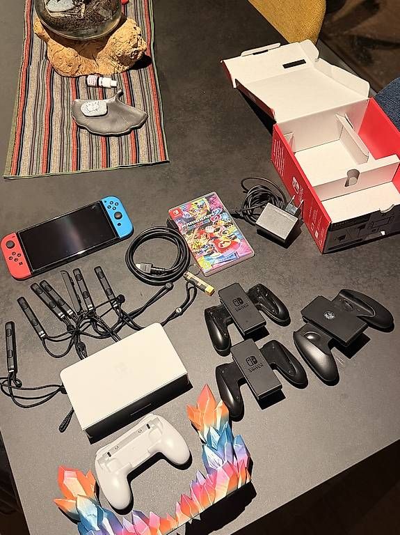 Consoles: Nintendo Switch OLED + Mario Kart 8 Deluxe + accessoires – D'occasion à St-Maurice par Gbarman