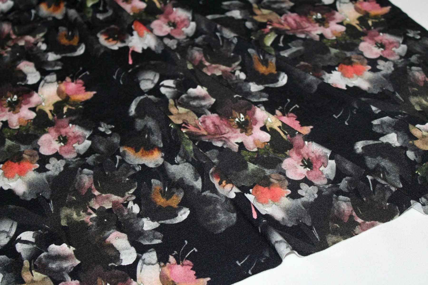 Stoffe: Stoff Viscosejersey schwarz/Blumen – Neu (gemäss Beschreibung) aus Obfelden von solomon111