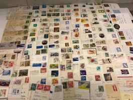 Viele Ansichtskarten mit alten Briefmarken .