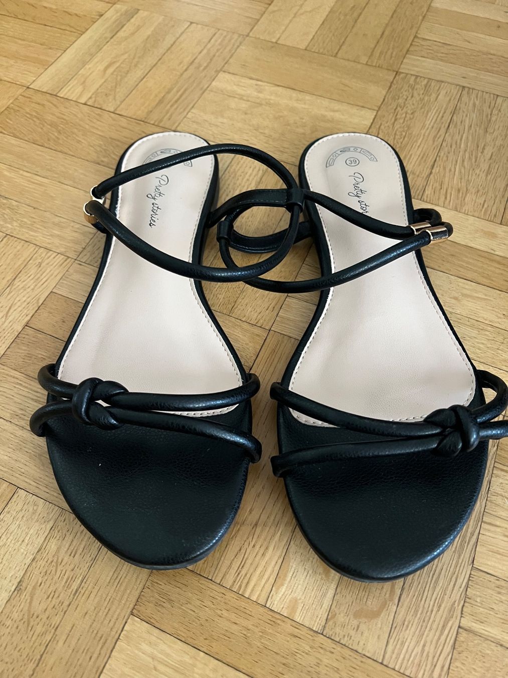 Scarpe da donna: Sandales plates – Usato da Vandoeuvres venduto da tif_nk52 1