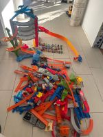 Hot Wheels Mega Garage mit 25+ Autos & Zubehör / Konvolut