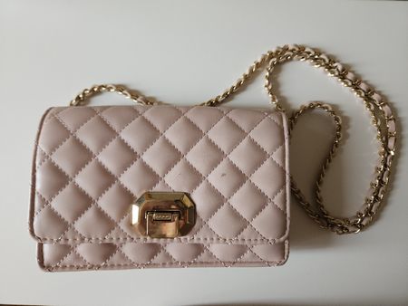 Aldo Tasche, zartrosa, gesteppt mit Goldkette