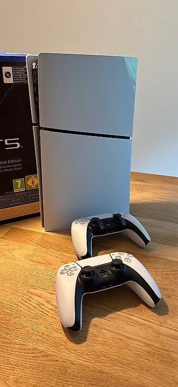 Konsolen: Playstation 5 Digital Edition & 2x Dual Sense Controller – Gebraucht aus Worblaufen von jmr1010 1
