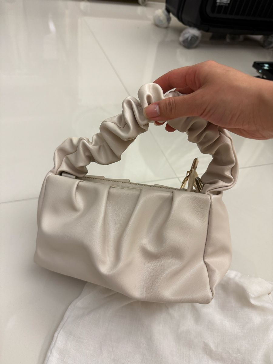 Zara Borse da donna: Zara Ruched Handle Bag Cream Color Good Condition – Nuovo (secondo la descrizione) da Zürich venduto da dam_t7hk 3