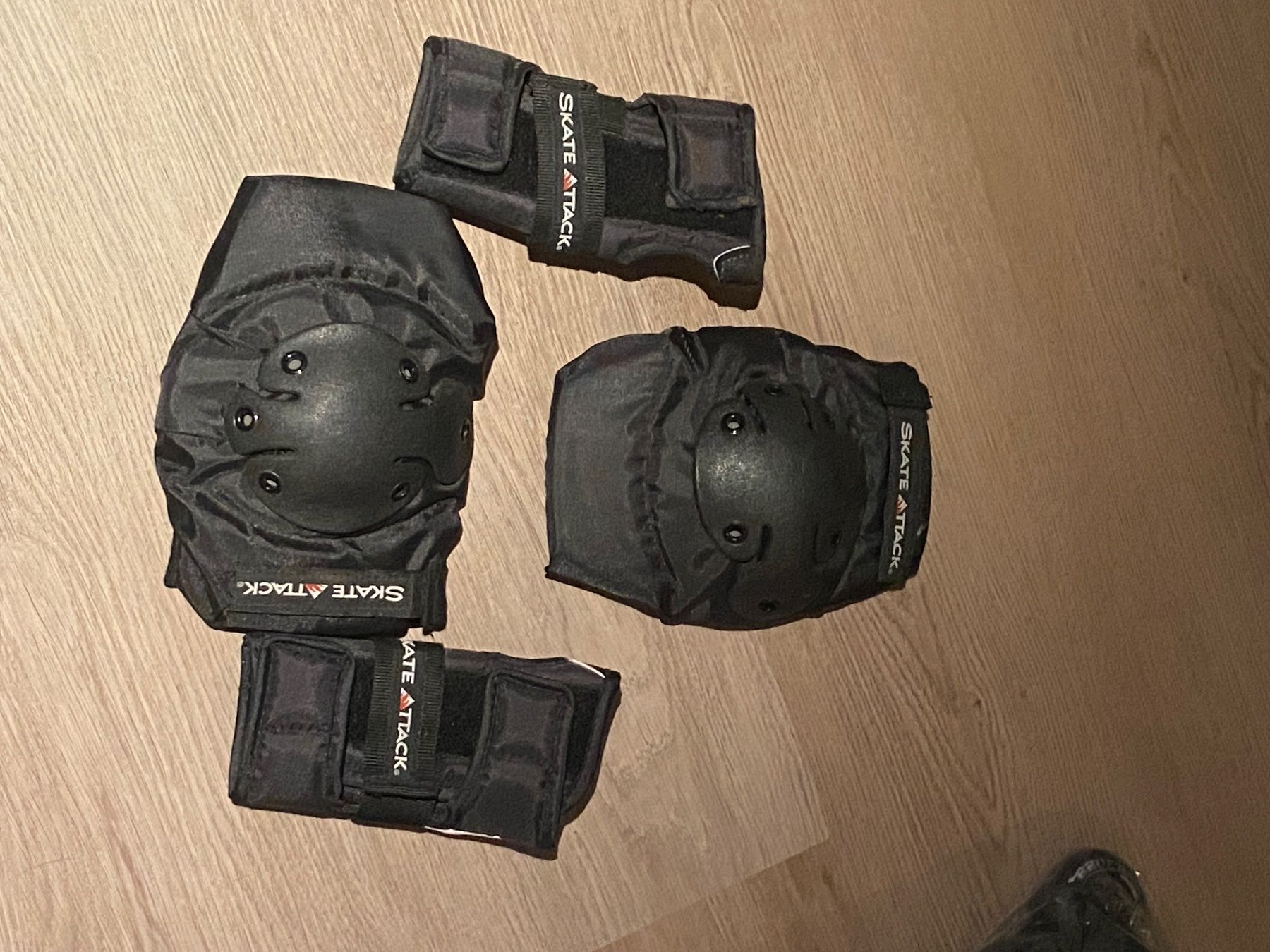 Protezioni & Imbottiture: Schoner Set SKATE ATTACK Knie- und Ellenbogenschoner gebr... – Nuovo e nell'imballaggio originale da Langnau Am Albis venduto da shu_5ykw 2