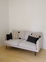 Zweisitzer Sofa hellgrau mit schwarzen Kissen gebraucht